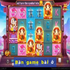 Bàn game bài ở cửa Đại Lộc