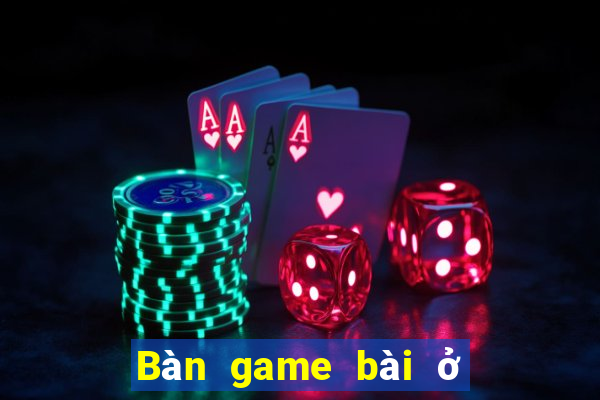 Bàn game bài ở cửa Đại Lộc