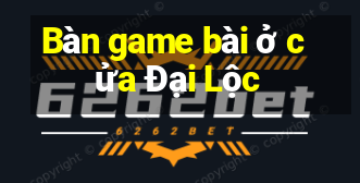 Bàn game bài ở cửa Đại Lộc